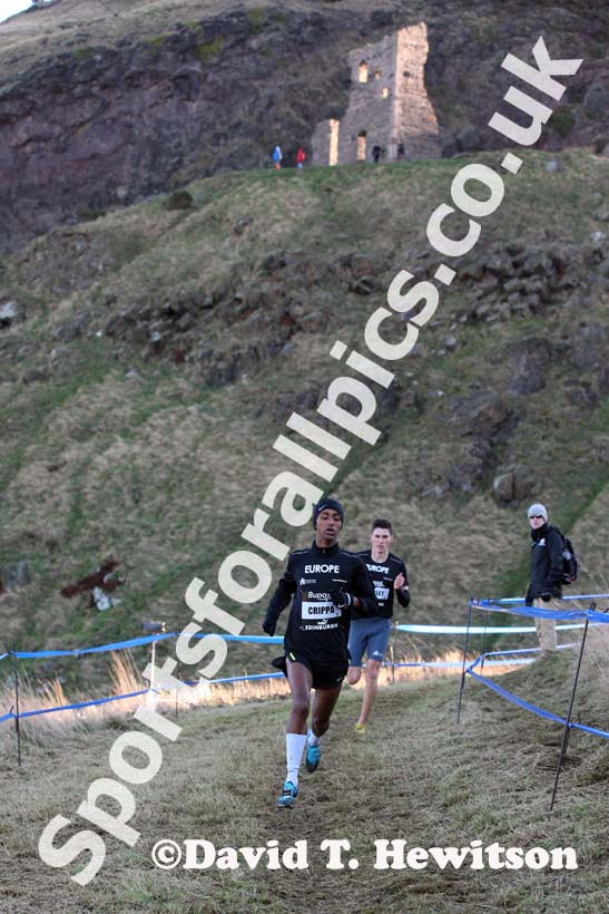 Yemaneberham Grippa (Europe) leads the junior mens 4k BUPA Great Edinburgh Cross Country. Photo: David T. Hewitson/Sports for All Pics